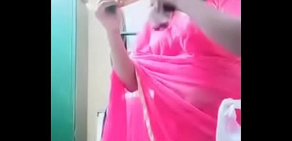  Swathi naidu in pink saree getting ready